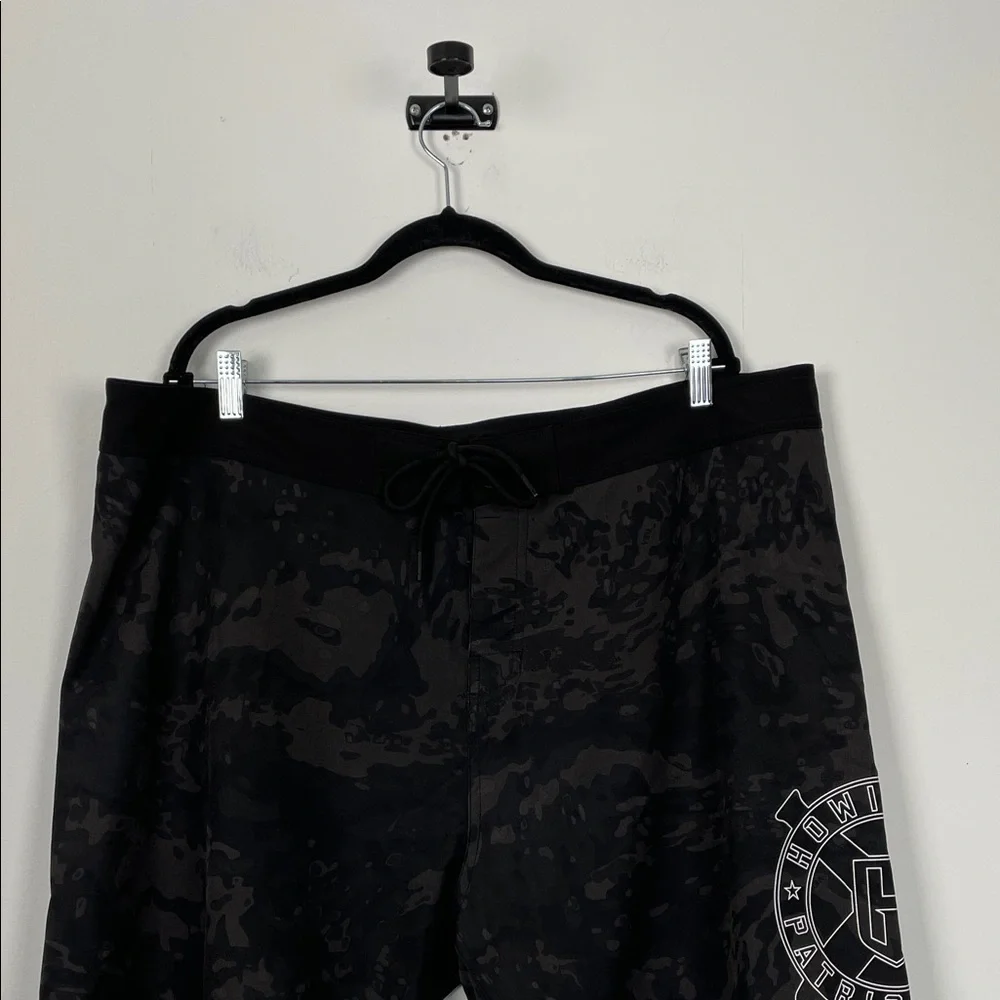 Howitzer Men's 40 Black Camo Drawstring Resort Vacation Logo Swim Board Shorts